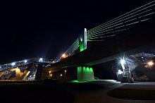 TAURON Arena, Kładka Bernatka i Wiadukt na ulicy Lipskiej z okazji Dnia Świętego Patryka podświetlone na zielono - narodowy kolor Irlandii