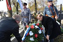 Złożenie wiązanek na grobie Kapitana Antoniego Stawarza w 97. rocznicę wyzwolenia Krakowa spod władzy zaborczej