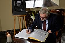 Wpis Prezydenta Miasta Krakowa do księgi kondolencyjnej wystawionej w hallu na parterze Magistratu  po śmierci Andrzeja Wajdy