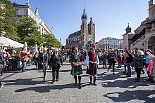 Korowód oraz przekazanie tartanu pod Wieżą Ratuszową władzom Krakowa