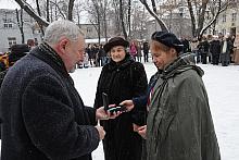 Prezydent Majchrowski przekazał Odznakę "Honoris gratia" dla "Żurawi" na ręce Szczepowej Marty Serwin oraz P