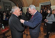 W uznaniu zasług dla miasta Prezydent Jacek Majchrowski wręczył Jubilatowi Odznakę "Honoris gratia".