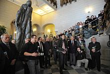 W wernisażu wystawy z okazji urodzin prof. Koniecznego w holu kamiennym Urzędu Miasta Krakowa uczestniczyły dziesiątki osób.