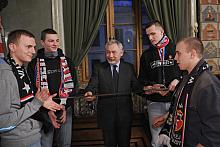 Prezydent Miasta Krakowa Jacek Majchrowski w gronie kibiców "Wisły" - zwycięzców "Fair Kibic Extreme" w 2009