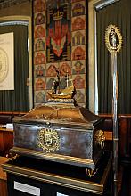 Lada służąca do przechowywania najważniejszych dokumentów (1791 r.) oraz Laska Starszego Krakowskiej Kongregacji Kupieckiej (I p
