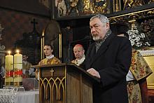 Prezydent Krakowa Jacek Majchrowski podziękował duchownym celebrującym mszę świętą oraz wszystkim, którzy włączyli się w modlitw