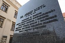 Pomnik stojący na placyku przed Pałacem Wielopolskich - obecnie krakowskim magistratem - wystawiono w 1938 roku.