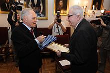 W setną rocznicę urodzin Kazimierza Wyki, patrona nagrody, kapituła postanowiła przyznać Nagrodę Honorową profesorowi Henrykowi 