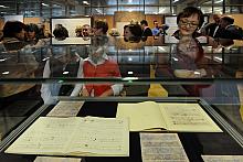 Dzięki tym szczególnym wystawom zwiedzający, oddzieleni jedynie szkłem muzealnych gablot, mogą obcować z historycznym materiałem