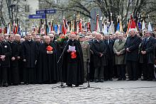 Tu modlitwę poprowadził Ksiądz Franciszek Kardynał Macharski, były Metropolita Krakowski.