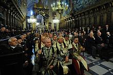 Jak zwykle pełna Katedra Wawelska. To niemal zawsze właśnie tu krakowianie wspólną modlitwą rozpoczynają ważne święta narodowe.