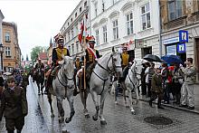 Barwny pochód - w którym jak zawsze podczas świąt państwowych ważne miejsce zajmują formacje kawaleryjskie z Małopolskiego Klubu