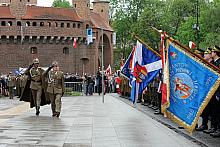Teraz odegraniem sygnału Wojska Polskiego, które pełni tu szczególną rolę, rozpoczyna się uroczystość przed Grobem Nieznanego Żo