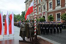 Po wciągnięciu na maszt flagi państwowej rozbrzmiewają dźwięki hymnu polskiego.