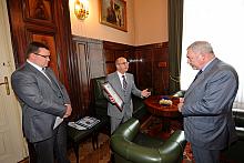 W swoim gabinecie w Pałacu Wielopolskich Prezydent Miasta Krakowa Jacek Majchrowski podjął Konsula Generalnego Ukrainy w Krakowi