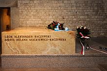 Kwiaty na grobie Lecha i Marii Kaczyńskich