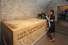 18 czerwca 2010 roku Prezydent Lech Kaczyński ukończyłby 61 lat. Na sarkofagu, w którym spoczywa wraz ze swą małżonką, rankiem t