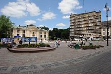 Plac Szczepański - który od czasu utracenia funkcji handlowej pełnił rolę parkingu - znów stał się znaczącym miejscem na planie 