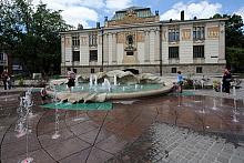 Jednak główną atrakcją placu Szczepańskiego jest fontanna zbudowana według projektu profesora Stefana Dousy. Jest ona wyposażona