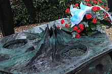 Kwiaty pod pomnikiem Żołnierzy Polski Walczącej złożone przez przedstawicieli władz Miasta Krakowa w rocznicę wybuchu II Wojny Światowej