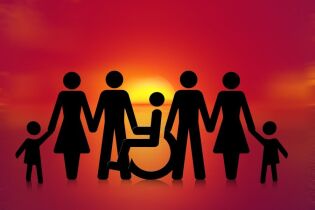 Grafika przedstawia symbol osoby niepełnosprawnej wśród symboli osób dorosłych i dzieci na tle zachodzącego słońca.