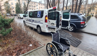 Zdjęcie przedstawia samochód przystosowany do przewozu osób z niepełnosprawnościami 