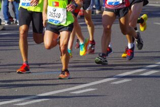 Zdjęcie przedstawia biegaczy podczas maratonu