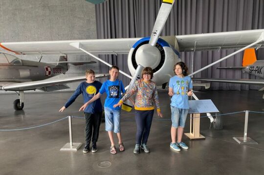dzieci z niepełnosprawnością w trakcie półkolonii letniej zwiedzają muzeum lotnictwa w krkaowie