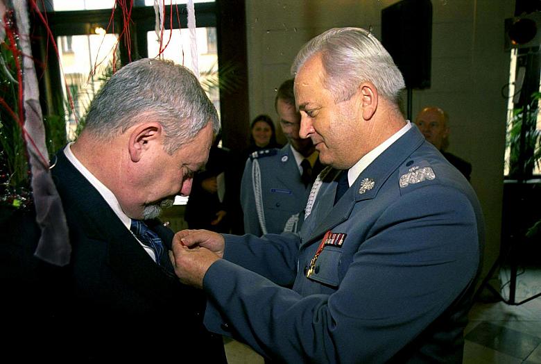 Wręczenie Prezydentowi Miasta Krakowa, prof. Jackowi Majchrowskiemu Brązowego Medalu za zasługi dla Policji nadanego przez Minis