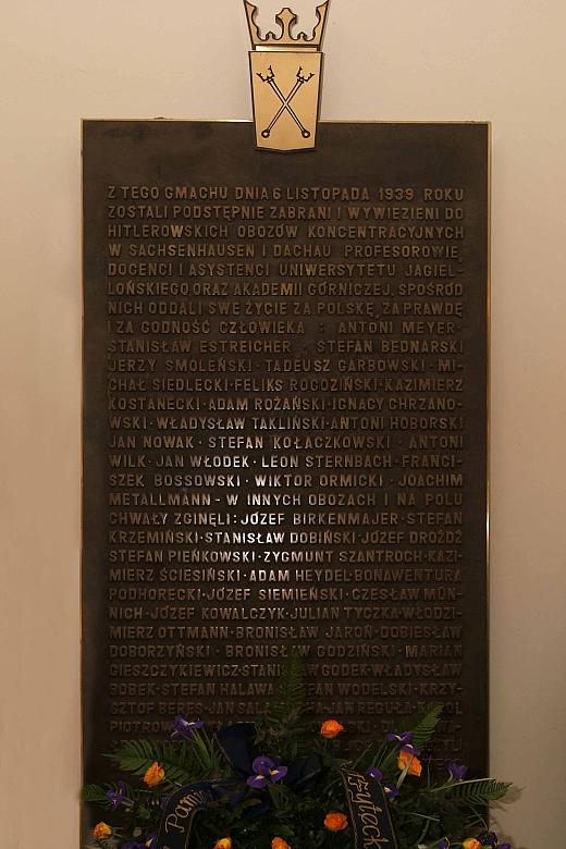 Na tablicy umieszono nazwiska profesorów, którzy ponieśli najwyższą ofiarę.