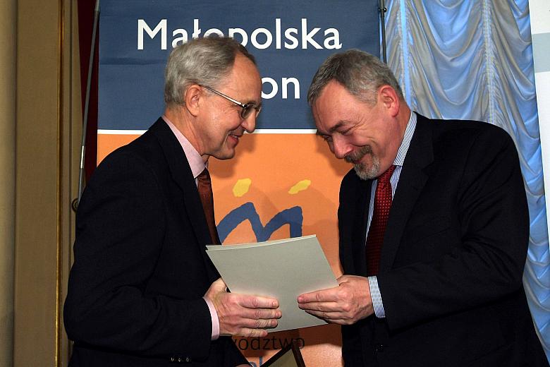 Nagrodę pieniężną ufundowaną przez Marszałka Województwa Małopolskiego oraz Prezydenta Miasta Krakowa wręczył laureatowi Prezyde