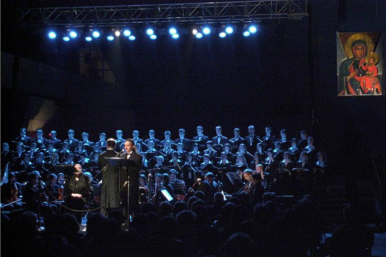 Tego wieczoru w nowohuckiej Arce można było usłyszeć krakowski chór akademicki "Voce Angeli" oraz orkiestrę "Sinf