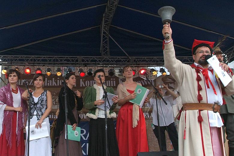 Dzwonek w dłoni Waldemara Domańskiego pomaga zapanować nad tysiącami śpiewających krakowian.