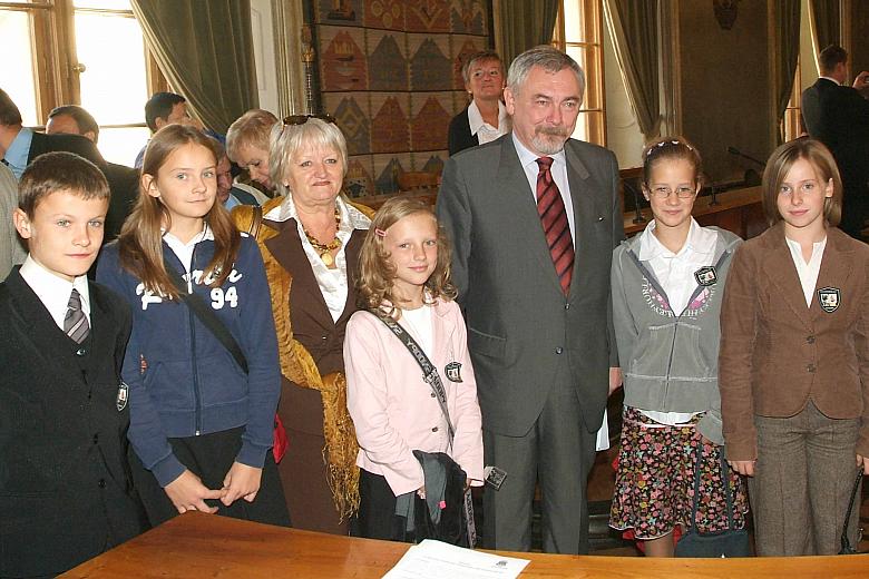 Pamiątkowa fotografia z Prezydentem Miasta Krakowa znajdzie swoje miejsce w szkolnych kronikach.