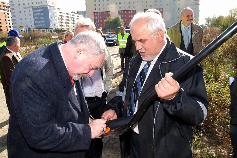 Prezydent złożył podpis na łopacie, którą dokonał pierwszego wykopu. Pomaga mu Stanisław Zięba.