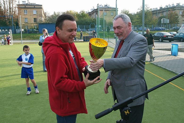 ...uhonorował zwycięzcę i wręczył "Puchar Prezydenta Miasta Krakowa" za zajęcie pierwszego miejsca w I Otwartym Turnie