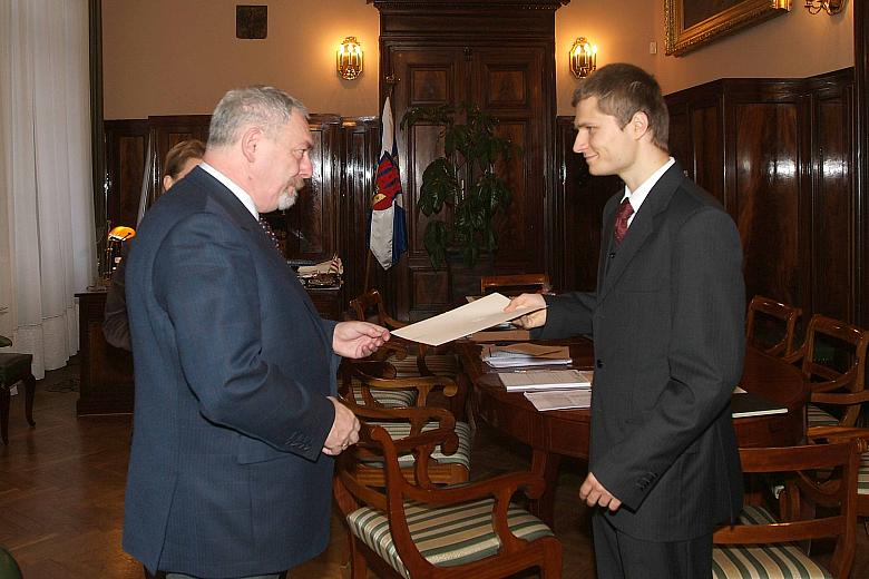 Prezydent wręczył laureatom listy gratulacyjne i zegarki: Mateuszowi Michałkowi...