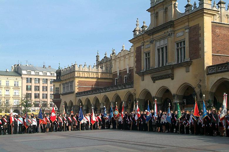 Uroczystość, z okazji 88. rocznicy wyzwolenia Krakowa spod władzy zaborczej odbyła się na Rynku Głównym.