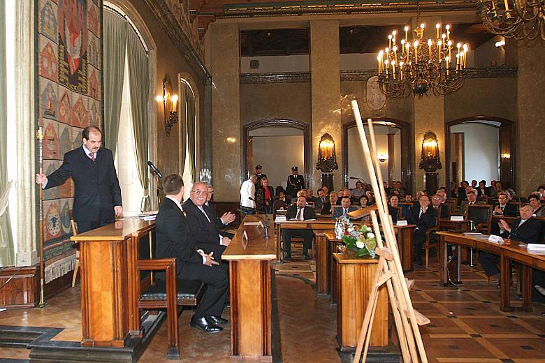 Paweł Pytko, Przewodniczący Rady Miasta Krakowa, trzykrotnym oderzeniem laski zakończył uroczystą sesję Rady Miasta Krakowa.