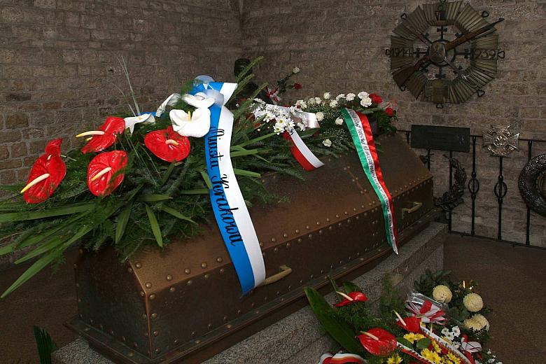 Sarkofag Marszałka Józefa Piłsudskiego w Krypcie Srebrnych Dzwonów w Katedrze na Wawelu. 