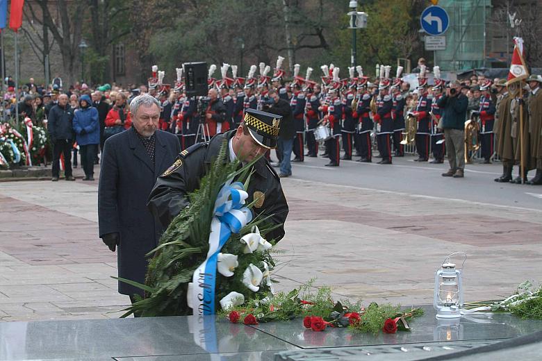 Kilkadziesiąt delegacji złożyło wieńce i wiązanki kwiatów na Grobie Nieznanego Żołnierza.
Pierwszy wieniec złożył Prezydent Jac