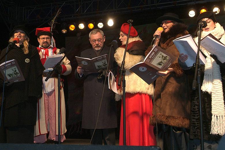 Jacek Majchrowski, Prezydent Miasta Krakowa, złożył krakowianom życzenia i wspólnie z nimi
zaśpiewał.