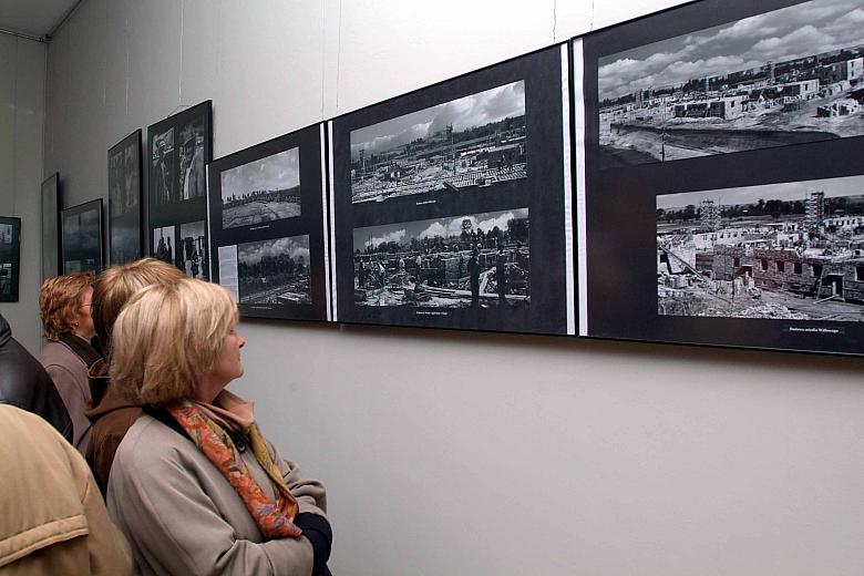 Przybyli goście mieli okazję 
obejrzeć fotograficzną wystawę Stanisława Senissona "Nowa Huta Nowe Miasto, nowi ludzie