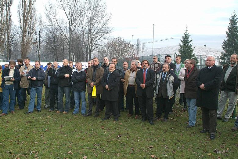 Na zdjęciu działacze Klubu, przedstawiciele instytucji korzystających z obiektów Hutnika oraz dziennikarze.