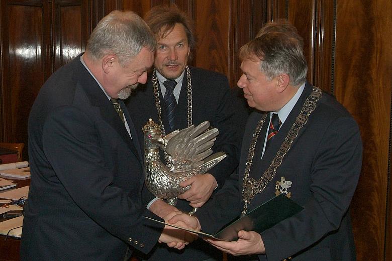 Król Kurkowy Jerzy Turbasa (w środku) wraz ze Starszym Bractwa Kurkowego Leszkiem Gołdą wręczyli Prezydentowi list gratulacyjny 