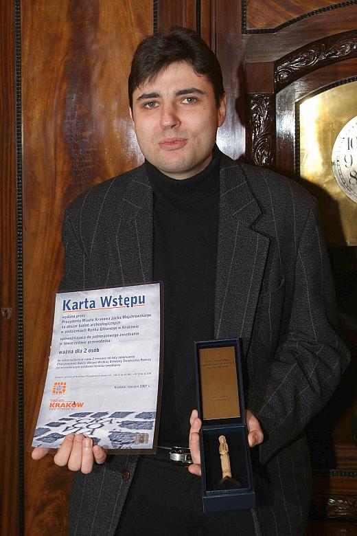 Karol Walerowicz, zwycięzca licytacji, iluzjonista o pseudonimie Carlos.