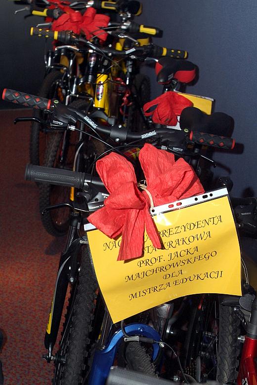 Za szczególnie dobre wyniki w nauce podopieczni Stowarzyszenia otrzymują tytuł "Mistrza Edukacji" a nagrodą były rower