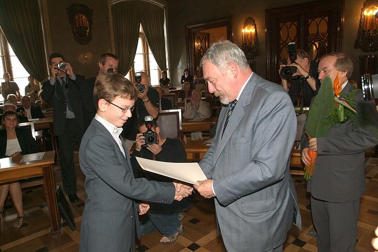 Prezydent Miasta Krakowa profesor Jacek Majchrowski wręczył Stypendia Twórcze przybyłym do sali Obrad RMK młodym i bardzo młodym