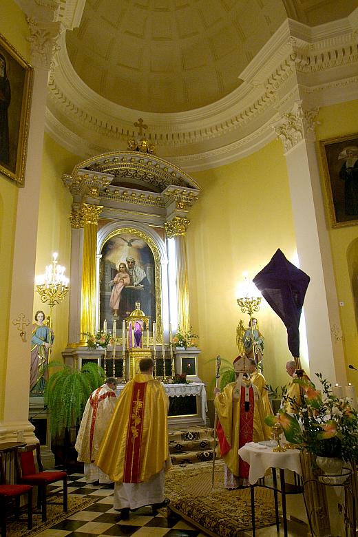Pierwszą mszę św. w odrestaurowanej kaplicy odprawił Ksiądz Stanisław Kardynał Dziwisz, Arcybiskup Metropolita Krakowski.