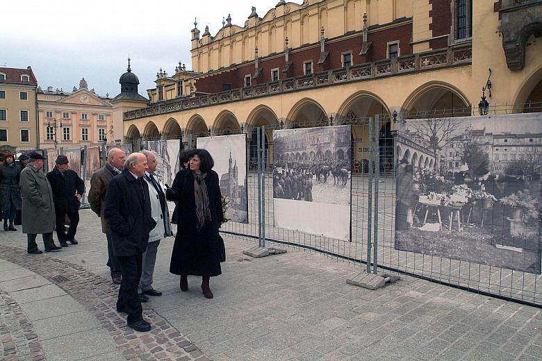 Krakowianie oraz odwiedzający nasze miasto turyści mogą zobaczyć plenerową wystawę przedstawiającą dawne dzieje Rynku Głównego. 